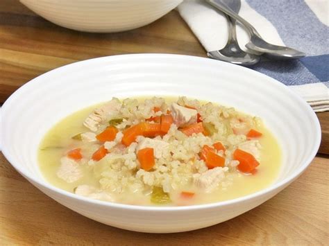 Sopa de arroz con pollo recién servida