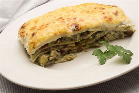Lasaña de alcachofas recién horneada