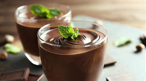 Postre de maicena con chocolate en un tazón, decorado con virutas de chocolate.