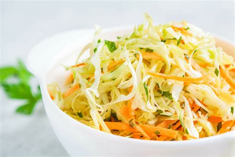 Ensalada de repollo crudo con ajo