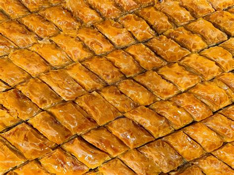 Baklava recién horneado y cortado en rombos, bañado en almíbar