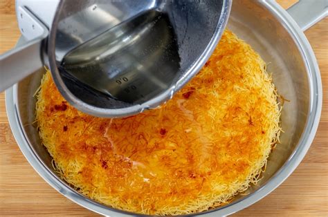 Kunafa dorada con queso fundido y almíbar