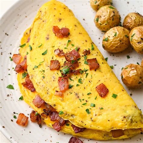 Omelette de bacon y mozzarella recién hecho