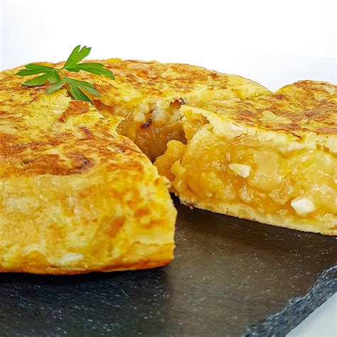 Tortilla de patatas con queso de cabra, cebolla y bacon