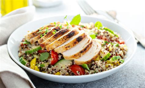 Ensalada de quinoa con pollo y verduras