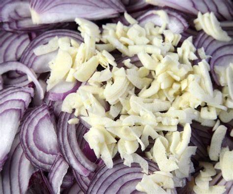 Cebolla y ajo picados finamente