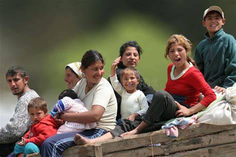 Familia gitana en el campo recogiendo hinojos