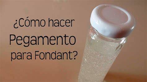 Aplicación de pegamento comestible sobre fondant