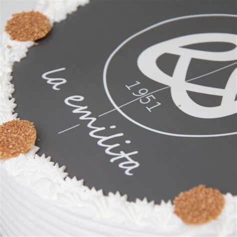 Tarta decorada con oblea y detalles de buttercream