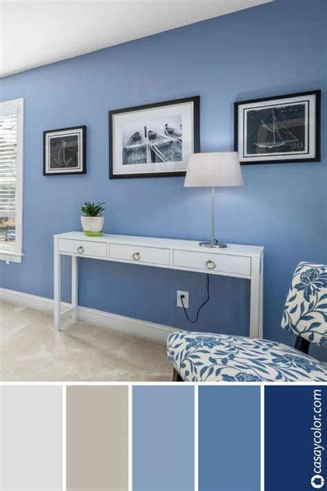 Salón moderno con paredes en azul pastel y mobiliario oscuro
