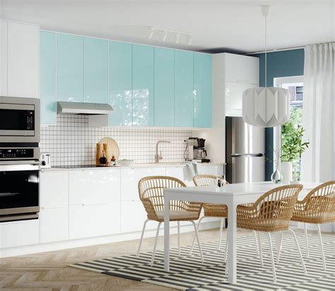 Cocina contemporánea con frentes de armarios en azul pastel