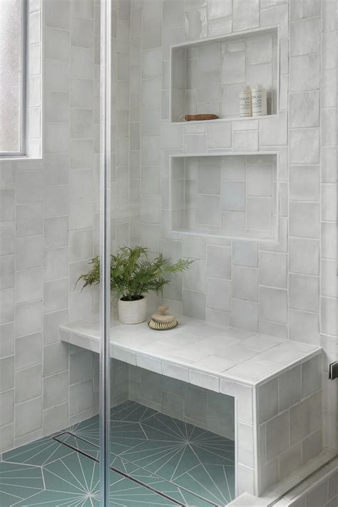 Baño moderno con detalles y nicho en azul pastel