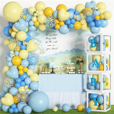Habitación infantil unisex decorada en azul pastel y amarillo