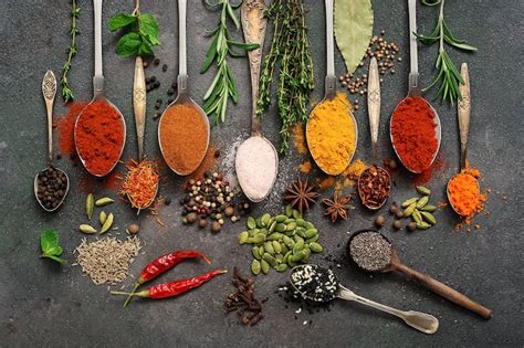 Especias y licores para dar sabor al Mosaikó