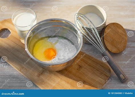 Ingredientes mezclándose en un bol