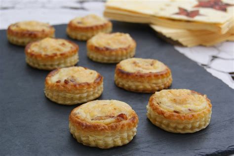 Tartaletas de hojaldre rellenas de crema antes de hornear