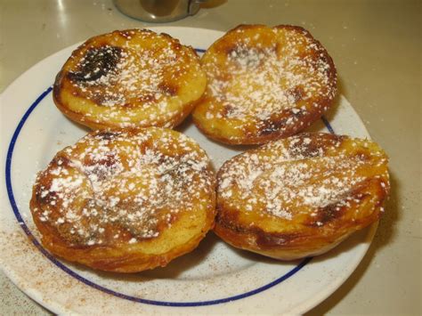 Pasteles de nata espolvoreados con canela y azúcar glas