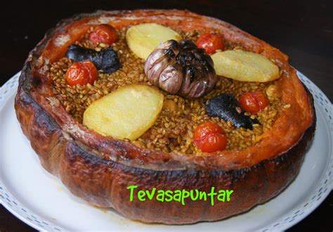 Ingredientes frescos para arroz al horno en calabaza