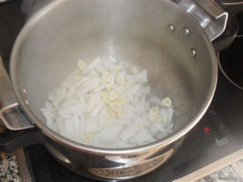 Chef sofriendo cebolla y ajo en una olla