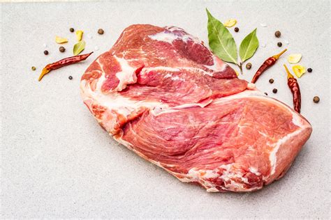 Paleta de cerdo cruda con especias