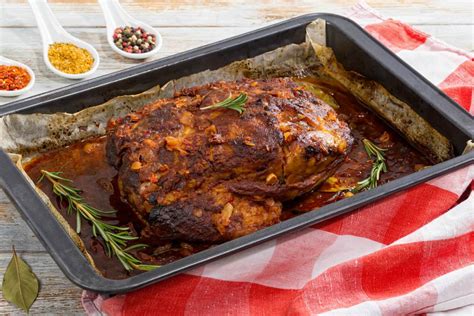 Paleta de cerdo asándose en el horno