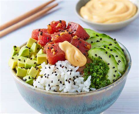 Poke bowl de atún con ingredientes frescos
