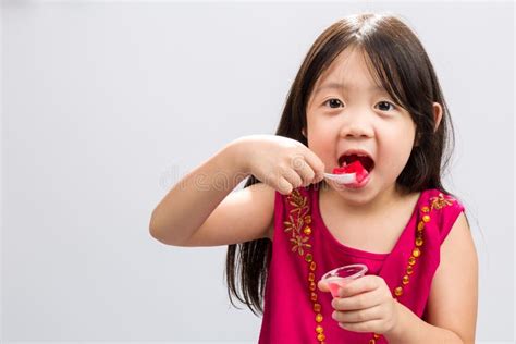 Niño comiendo gelatina casera con emoción