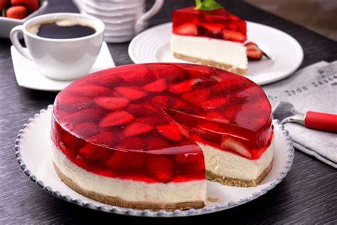 Pastel de gelatina de fresa con base de galletas y frutas