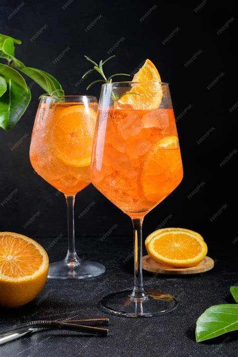 Cóctel Aperol Spritz recién preparado con rodaja de naranja