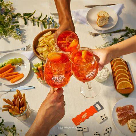 Mesa con Aperol Spritz y diferentes tapas italianas