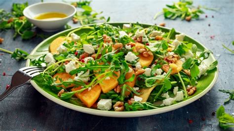Ensalada gourmet con frutos secos, queso de oveja y vinagreta de bayas