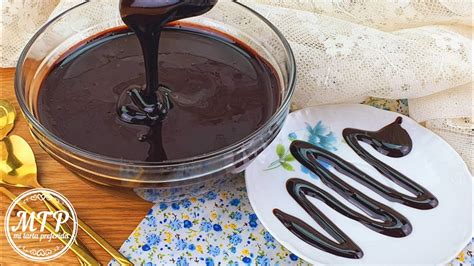 Postres decorados con sirope de chocolate