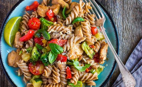 Ensalada de pasta integral con vegetales frescos