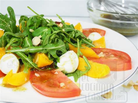 Ensalada de rúcula y melocotón