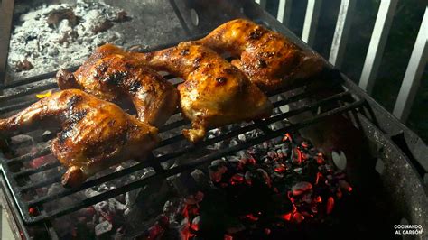 Barbacoa de gas con pollo asándose