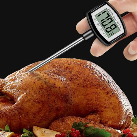 Termómetro de carne digital insertado en pollo asado