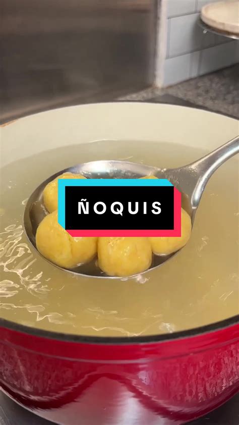 Proceso de rellenar y formar ñoquis