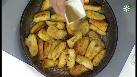 Patatas salteadas con ajo y pimentón en una sartén