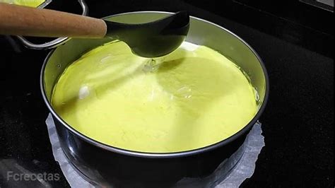 Aplicación de la cobertura de gelatina de limón sobre la tarta