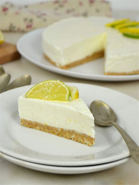 Tarta de limón fría decorada con rodajas de limón y menta
