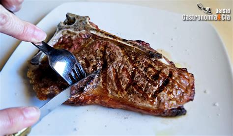 Ilustración de cómo atemperar y limpiar un chuletón antes de asar