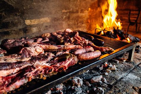 Asado argentino con carne y carbón