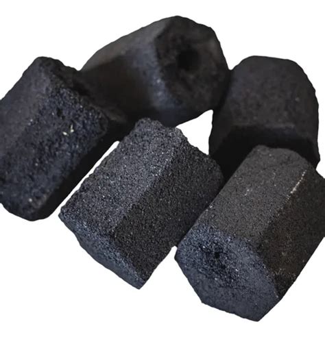 Carbón de coco en forma de briquetas
