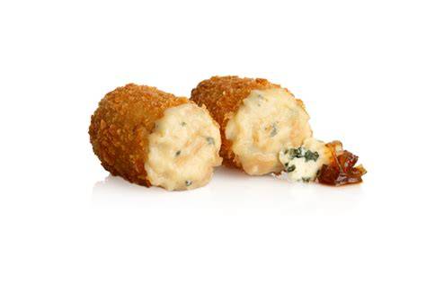 Plato de croquetas de queso azul y cebolla caramelizada