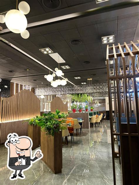 Interior del restaurante Chihiro Sushi con clientes disfrutando del buffet