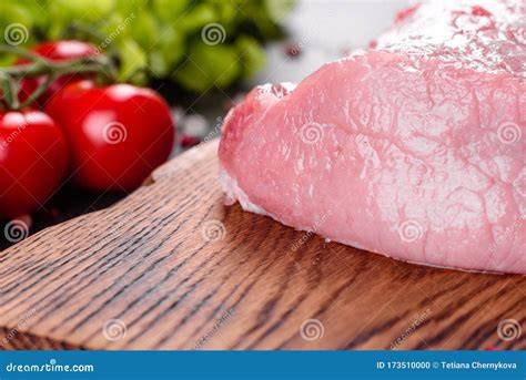 Lomo de cerdo fresco listo para cocinar