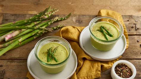 Gazpacho de espárragos trigueros servido en chupitos