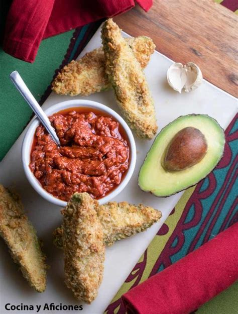 Aguacates fritos con salsa turca