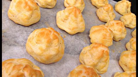Cuerpos y cuellos de cisne de pasta choux antes de hornear