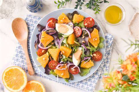 Ensalada de naranja con ingredientes frescos